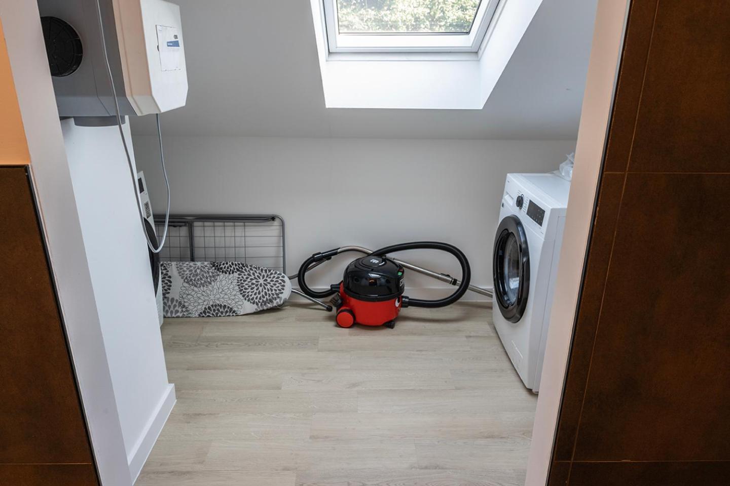 Newly Renovated Xl Center Appartement